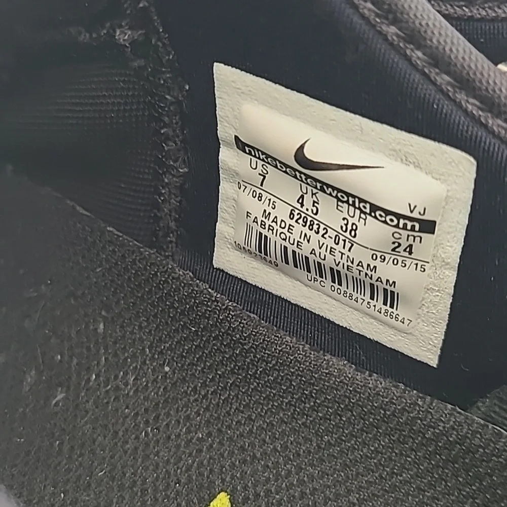 Nike Black and White Geometric Sneakers - Picture 2 of 7
